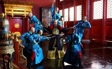 康熙扳倒鳌拜为什么不找大内高手 而是找几个小青年呢