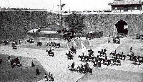 载沣荣华富贵不要,为什么只愿住在一间小房子里