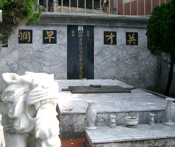 古龙作品的写作特点是什么样的 有关于他的评价如何