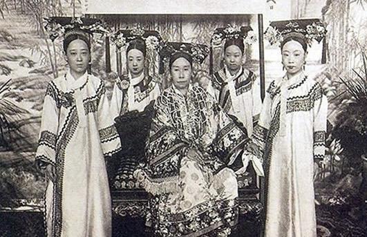 爱新觉罗&middot;溥儁差点成了清朝最后一个皇帝，他的晚年生活怎么如此落魄不堪