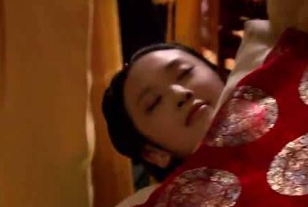 清朝时期的妃子是怎么伺候皇帝睡觉的 得从皇帝脚底爬到被子里去