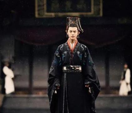 汉献帝得知刘备称帝之后 为什么还不怒反笑呢