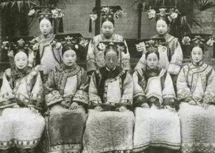 清朝选妃都是怎么选的呢 需要具备什么条件呢