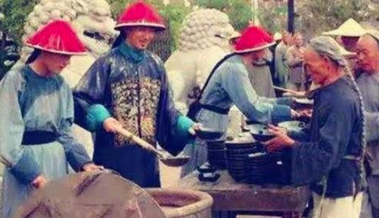 和珅往赈灾粥里放沙子，灾民为什么还感恩戴德