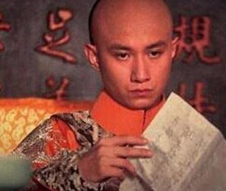 为什么乾隆一登基之后 就急着推翻雍正的政策呢