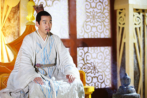 花千骨世尊摩严为什么不自己收霓漫天?