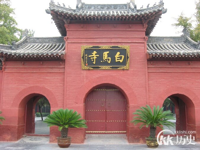 中国最早出现的佛寺是在哪里？其名称叫什么