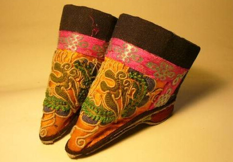 三寸金莲形容什么？小脚为什么称为三寸金莲