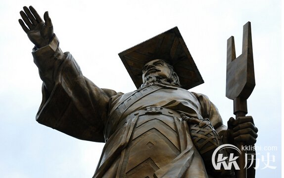 历史上夏朝的开国君主是谁？为什么会有争议是禹还是启