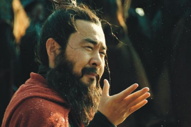 刘备出身贫寒，哪里来的钱粮养活军队呢