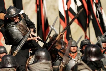 古代打仗的时候,为什么要举旗帜呢?