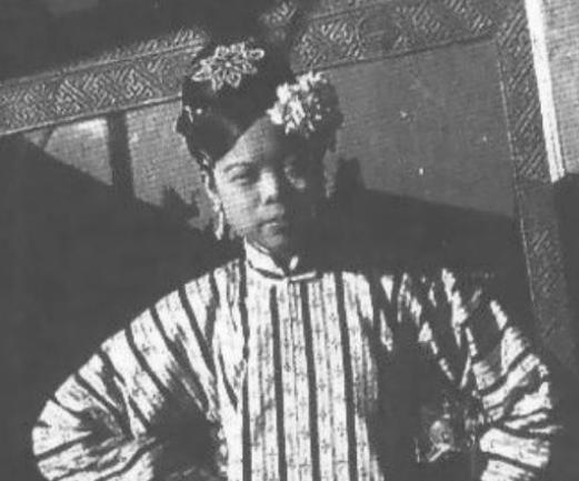 “刀妃”文绣和溥仪离婚拿了五万五千块钱，文绣最后怎么样了