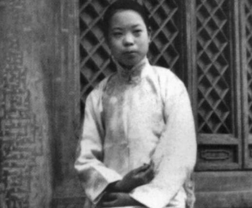 “刀妃”文绣和溥仪离婚拿了五万五千块钱，文绣最后怎么样了