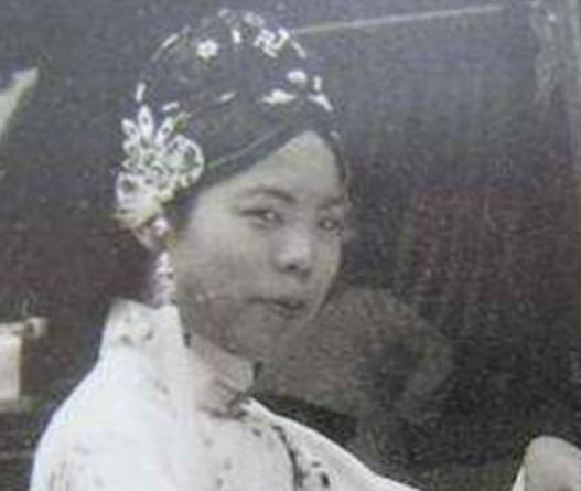 “刀妃”文绣和溥仪离婚拿了五万五千块钱，文绣最后怎么样了