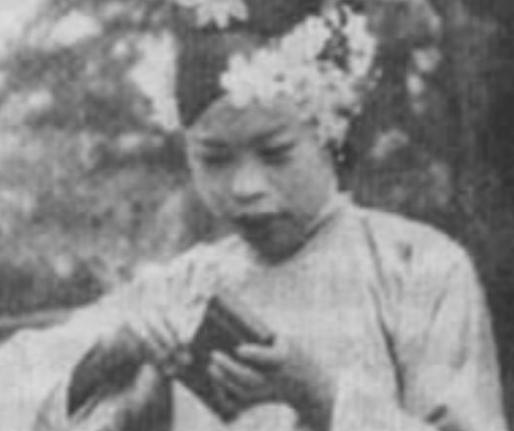 “刀妃”文绣和溥仪离婚拿了五万五千块钱，文绣最后怎么样了