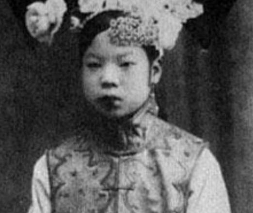 “刀妃”文绣和溥仪离婚拿了五万五千块钱，文绣最后怎么样了