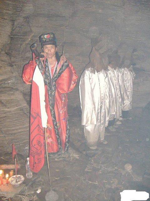 湘西赶尸是怎么回事？揭秘不可思议的吆死人