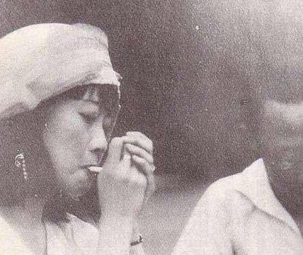 末代皇后婉容，晚上睡觉为什么不喜欢关门