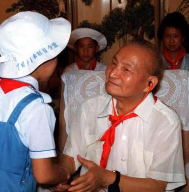 陈云做出的贡献分别在什么方面 社会上对于他的评价如何