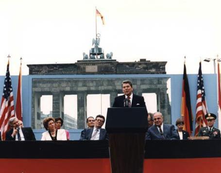 有关于柏林墙的评价如何 柏林墙倒塌的历史意义有哪些