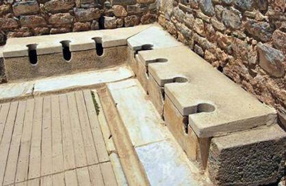 古时代的人都是什么样的茅房 他们是怎么上厕所的