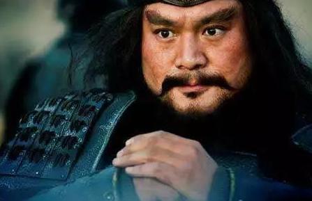 许褚作为曹操贴身护卫可以五子良将任何人 为什么他还会被张飞暴打呢