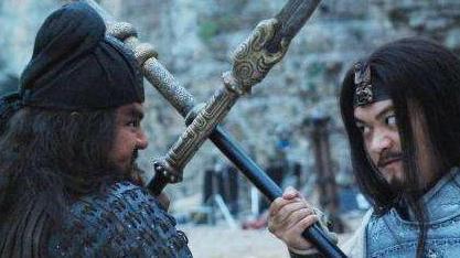 许褚作为曹操贴身护卫可以五子良将任何人 为什么他还会被张飞暴打呢