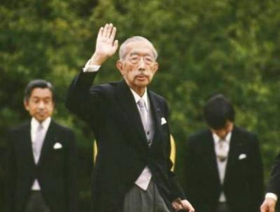 日本战败之后 为什么天皇不切腹谢罪呢