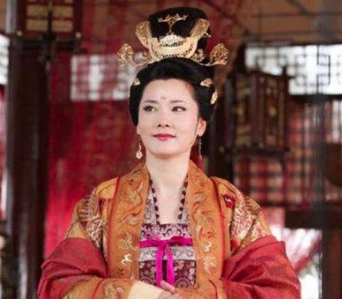 她出身名门嫁给王爷，最后为什么又被迫嫁给皇帝