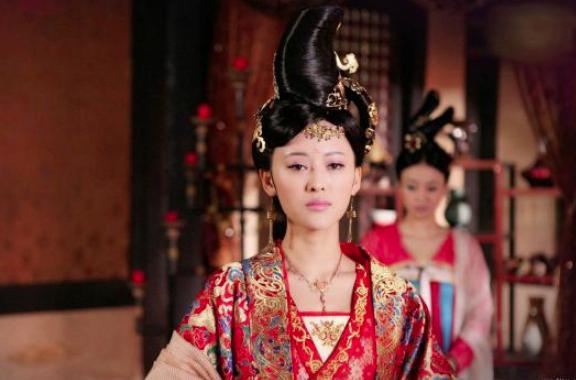 她出身名门嫁给王爷，最后为什么又被迫嫁给皇帝