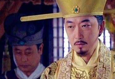 面对士兵及百姓高呼万岁的情况，北宋官员张咏是如何解决的