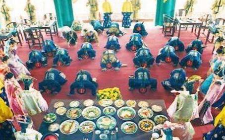 古代皇帝一顿饭几百个菜只吃几口 不吃完的饭菜是怎么处理的