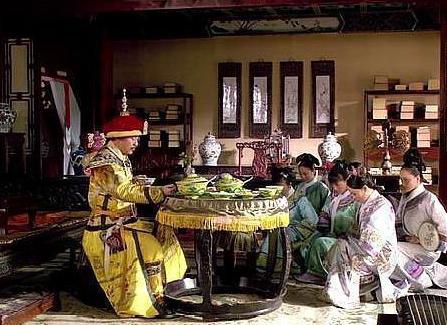 古代皇帝一顿饭几百个菜只吃几口 不吃完的饭菜是怎么处理的