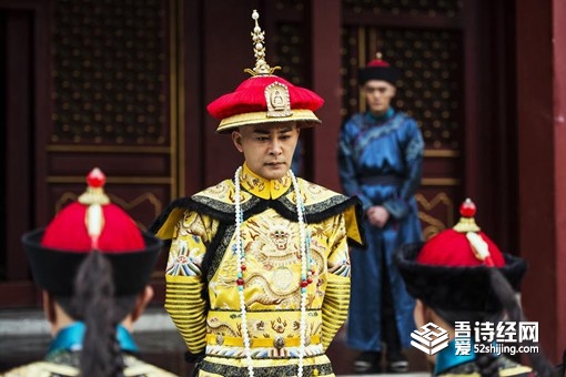 嘉庆登基后，是怎么处理自己与太上皇乾隆关系的