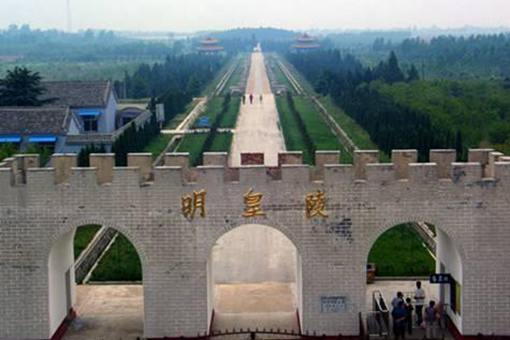 康熙为什么在朱元璋的坟行三跪九叩之礼?