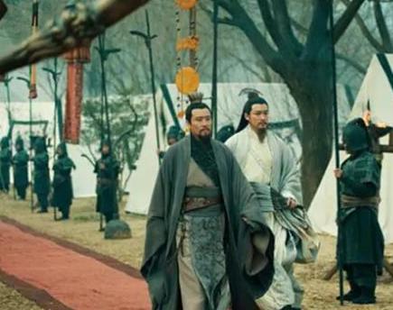 诸葛亮出兵打仗的时候为什么总坐轮椅呢 这个轮椅到底有什么作用