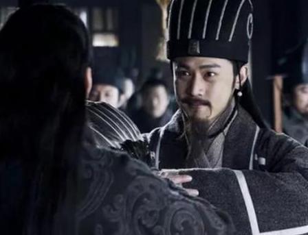 诸葛亮出兵打仗的时候为什么总坐轮椅呢 这个轮椅到底有什么作用