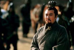 吕布频繁换主背负骂名，为什么许靖频繁换主能受重用