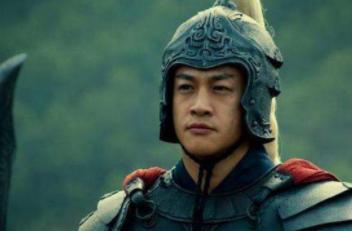 吕布频繁换主背负骂名，为什么许靖频繁换主能受重用