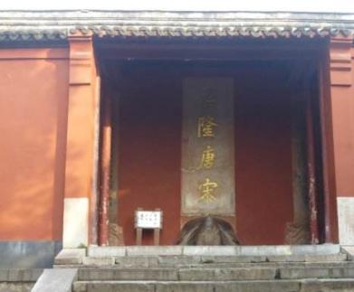 康熙六扫朱元璋之墓，为什么写下治隆唐宋四个字