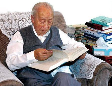 钱伟长是怎么成为终身校长的 他是在哪一年逝世的