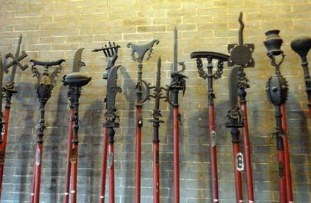 古代的兵器动辄上百斤，古代武将为什么能用这么重的武器