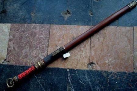 古代的兵器动辄上百斤，古代武将为什么能用这么重的武器