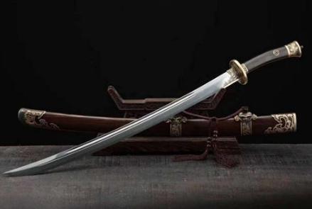 古代的兵器动辄上百斤，古代武将为什么能用这么重的武器