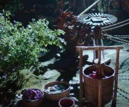 古时候没有洗衣机洗衣粉 那时的妇女是如何洗衣服的