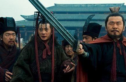 汉献帝一生分别被四个人挟持当成棋子 为什么他还会感谢此人呢