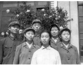 吴效闵为什么在炊事班打杂只当了半个月的排长