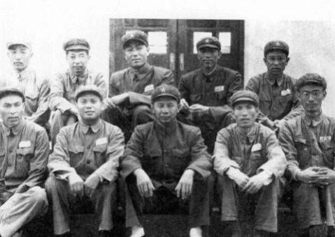 吴效闵为什么在炊事班打杂只当了半个月的排长