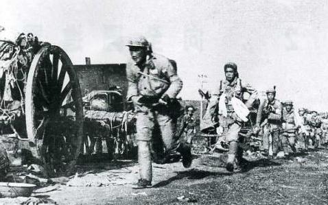 吴效闵为什么在炊事班打杂只当了半个月的排长