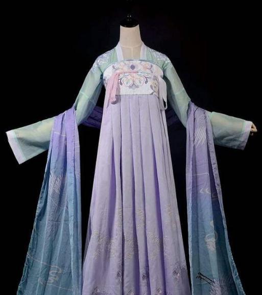 古代齐胸襦裙是怎么穿的 难道古人也要勒紧吗